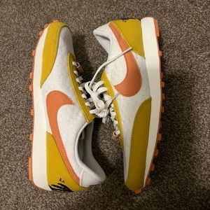 New without tags Nike Women size 7 pink/yellow canvas shoes sun club